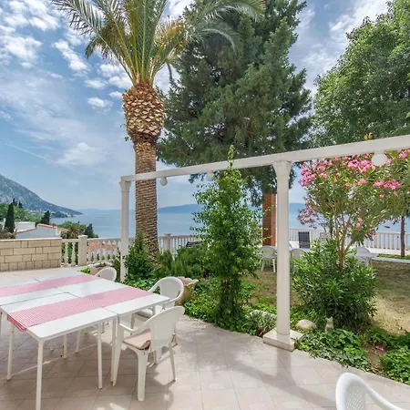 Gomila Πανσιόν 3*